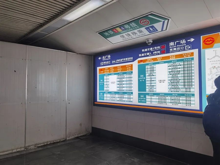 △图上左侧白色临时隔墙后方，就是预留的上海火车站东北出站口