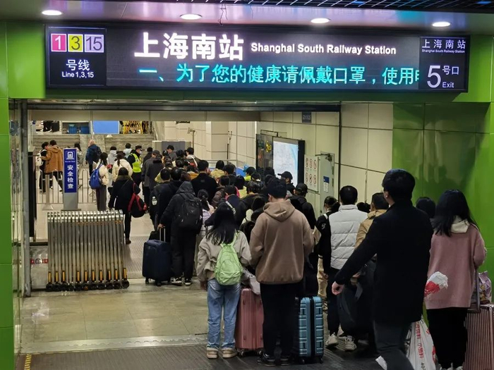 △随着换乘乘客被分流至5号口，5号口的安检处前也很快排起二三十米长的队伍