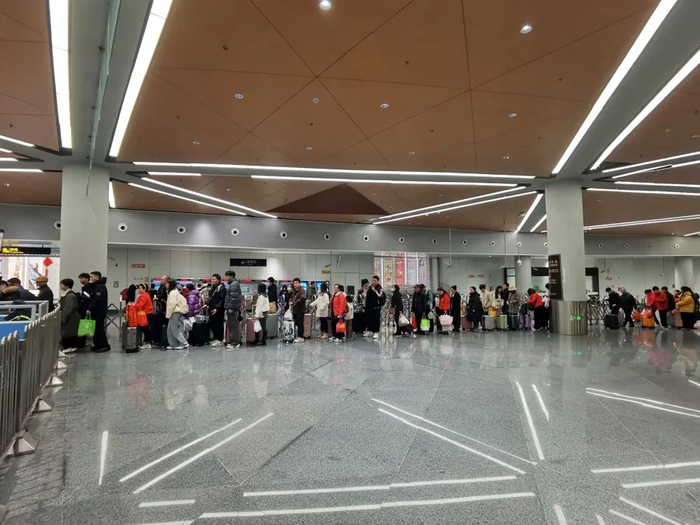 △后方的乘客再次被要求绕行至地铁站6号出入口。6号出入口安检处安检机器前方，队伍足足排了有四五十米长