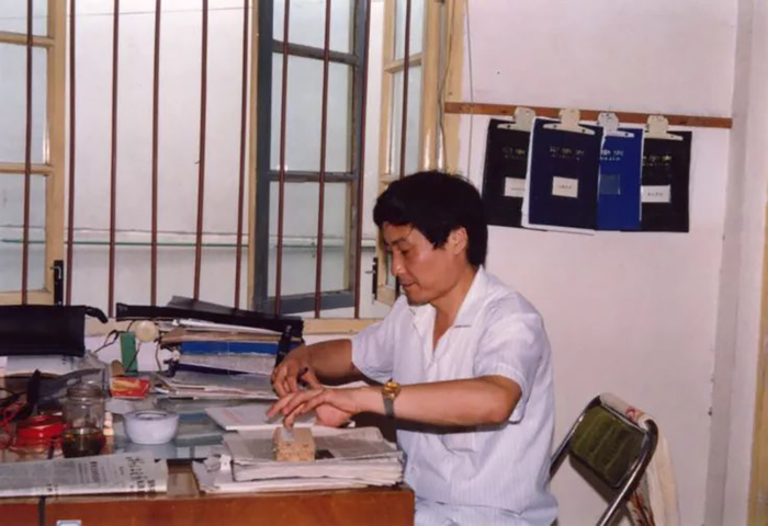 创业初期宗庆后办公照。图片来源：钱江晚报