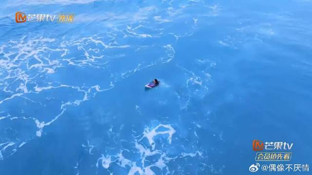 吴千语大雄一起冲浪,两人在一起感觉超配,都好酷!