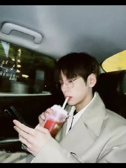 十五秒入坑魏哲鸣十五秒入坑魏哲鸣了也是给我们带来小小的surprise啊