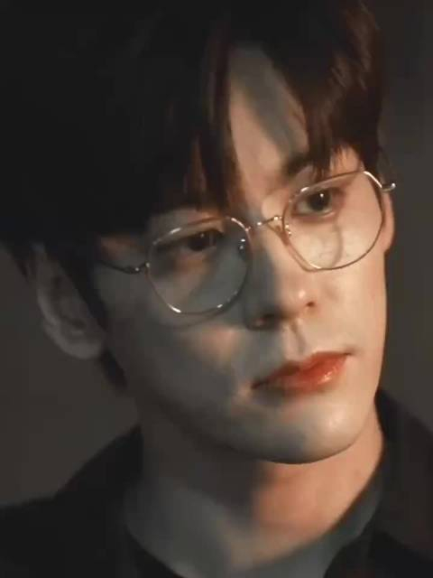 魏哲鸣帅气的质感很梦幻,魏哲鸣金丝眼镜有小说主人公的味道了