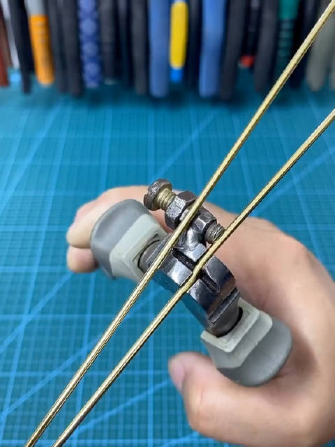 手艺人用一根铁丝做一个钥匙扣看到最后还挺好看