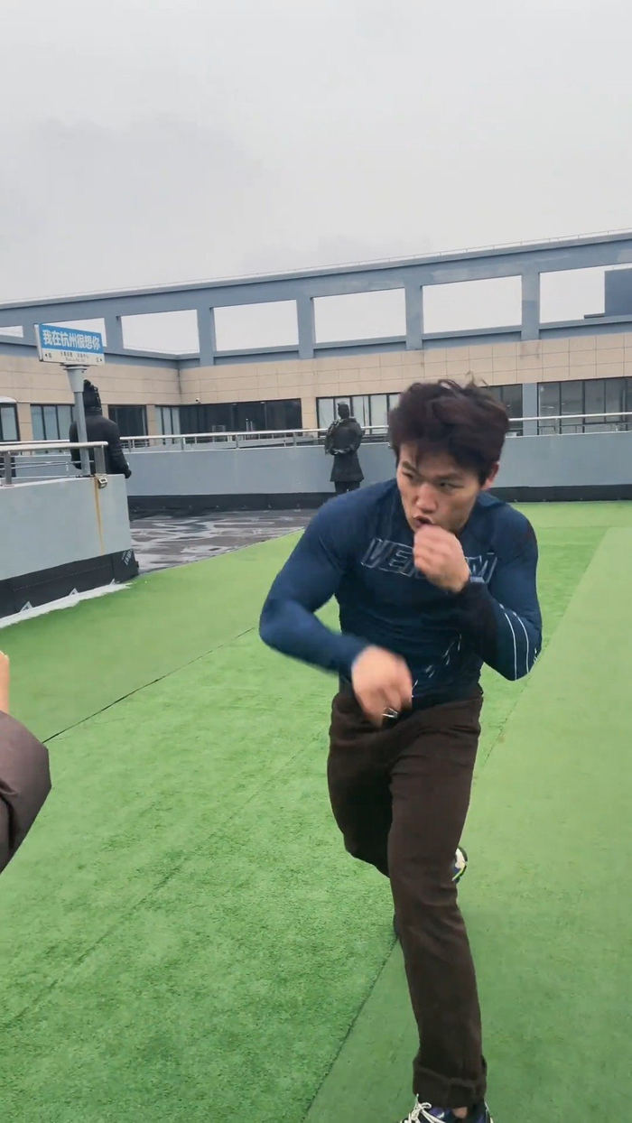 黑豹尹帅shuaiyin享受自己出的每一拳
