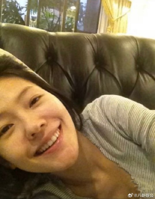 就知道那些男明星都爱说她以前牙丑,但是现在再翻看小s早期照好有灵气