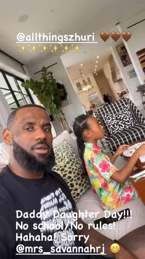 老父亲詹姆斯与放学后的女儿共度美好时光