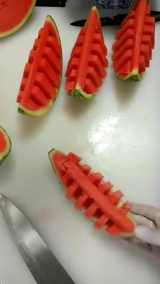 5星级酒店月薪2500学徒都是这样切西瓜的这样切真的很贵