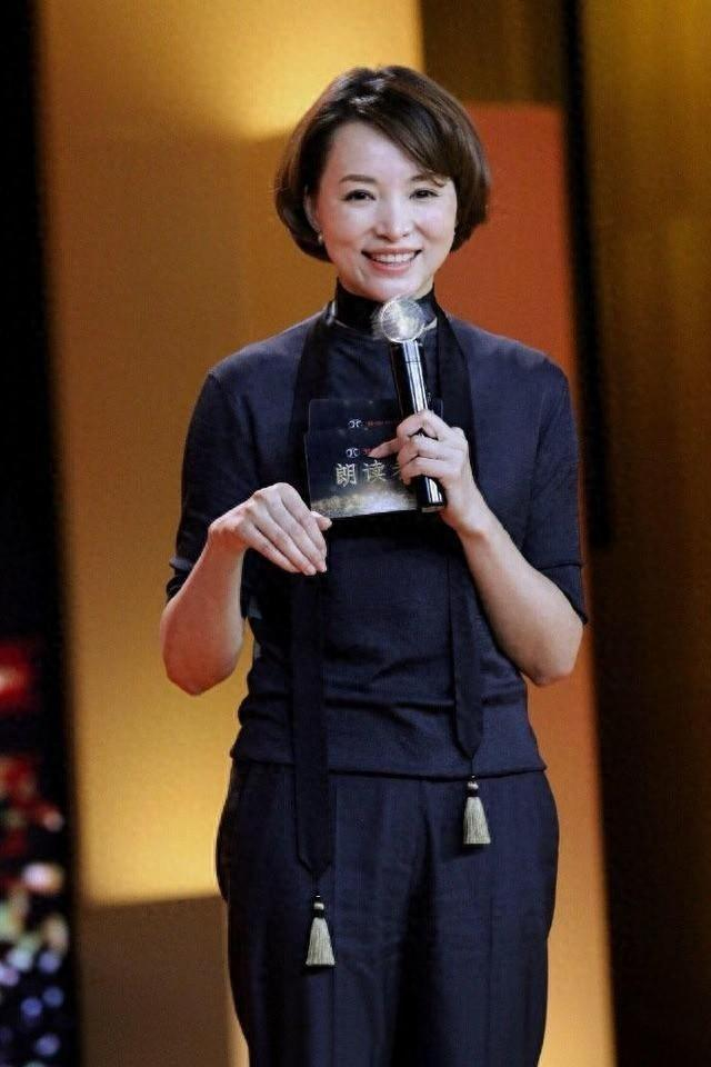 董卿带火了一种新穿法:针织衫 九分裤,拿腰带当围巾优雅又洋气|董卿