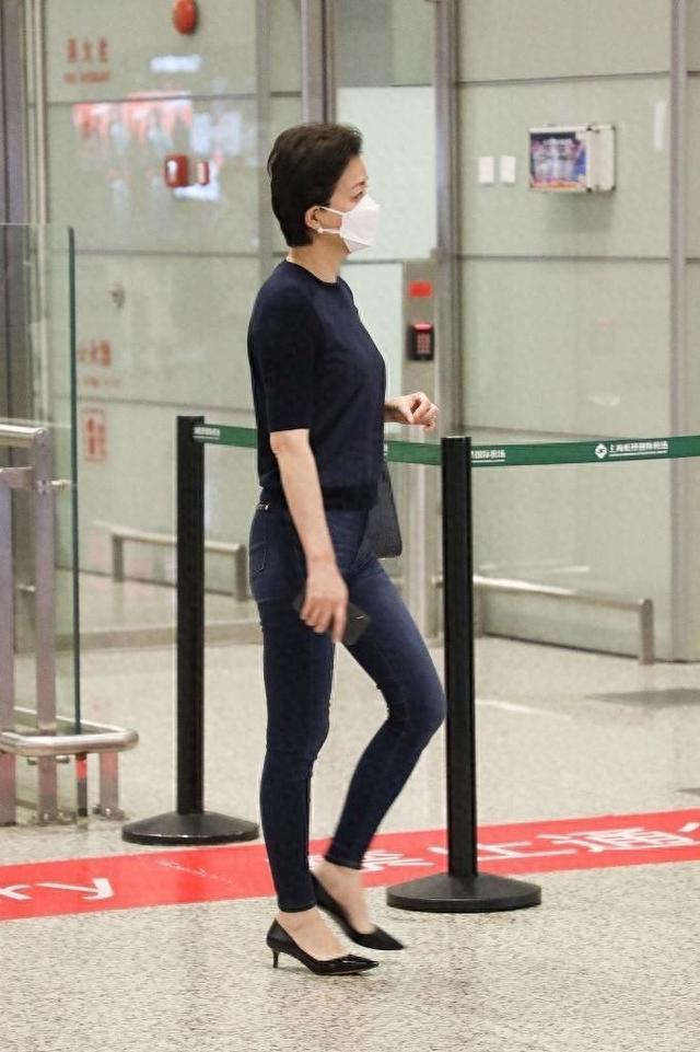 55岁杨澜带火了不费力穿搭针织衫牛仔裤短发时髦显瘦又洋气