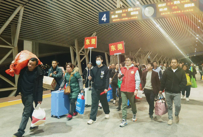 务工人员在引导下有序出站当日,g2137次列车准时停靠在东莞虎门站月台