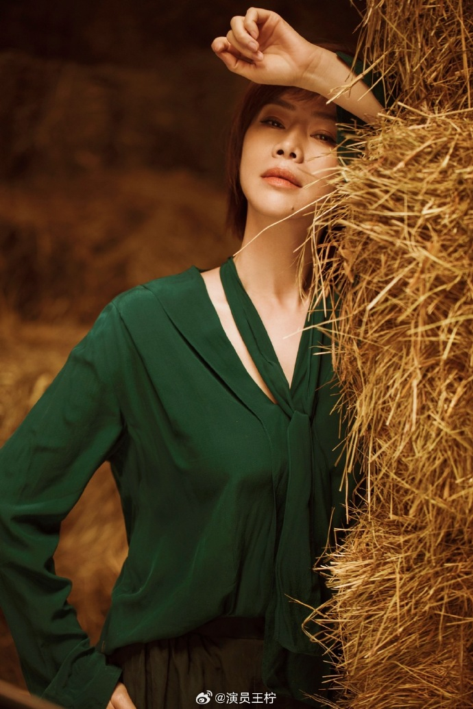 出道26年上演"教科书式撩汉",却被全网嘲"又老又