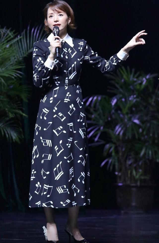 董卿带火了一种新穿法:针织衫 九分裤,拿腰带当围巾优雅又洋气|董卿