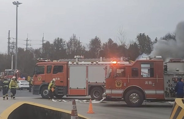 g15高速沪翔收费站一半挂货车起火 幸无人员伤亡|收费站|货车|人员