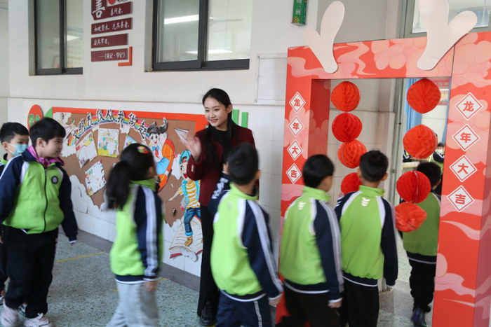 在嘉祥县实验小学演武校区,各班级老师给学生们准备了花样开学典礼