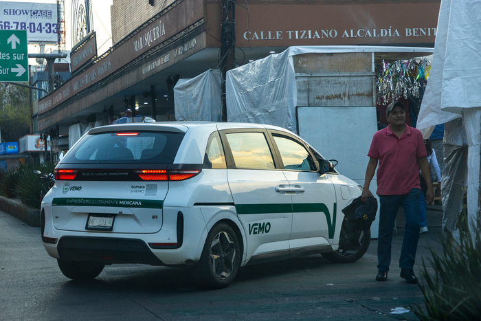 当地时间2023年11月20日，墨西哥首都墨西哥城，Vemo出租车运营的比亚迪D1电动车。