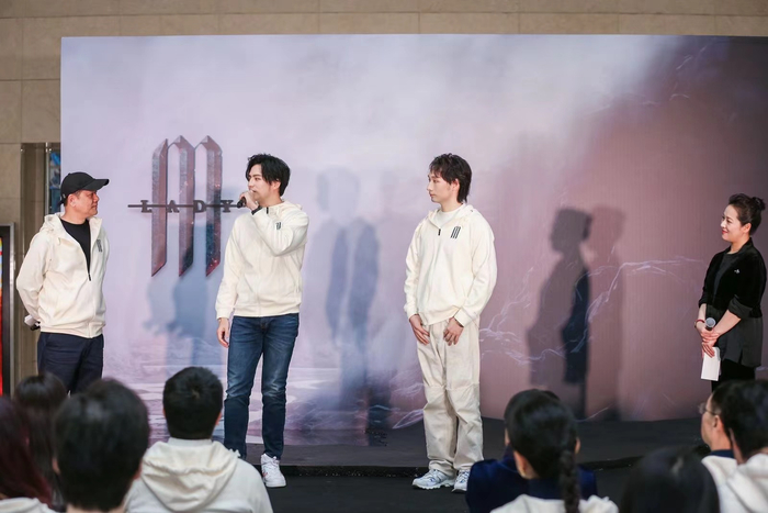 何亮辰、胡超政 饰 麦克白