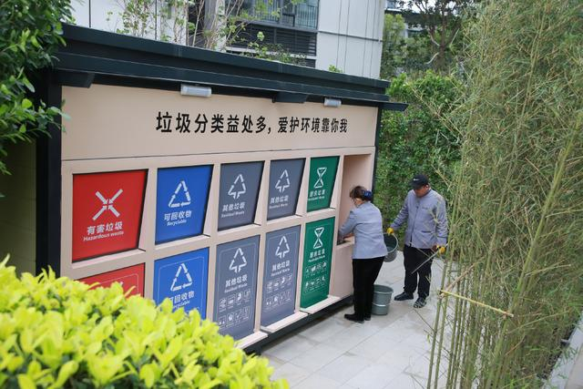 2023年12月18日，广州，广州开展“垃圾分类四进”活动，厢房式垃圾站提升居民投放体验。视觉中国 图