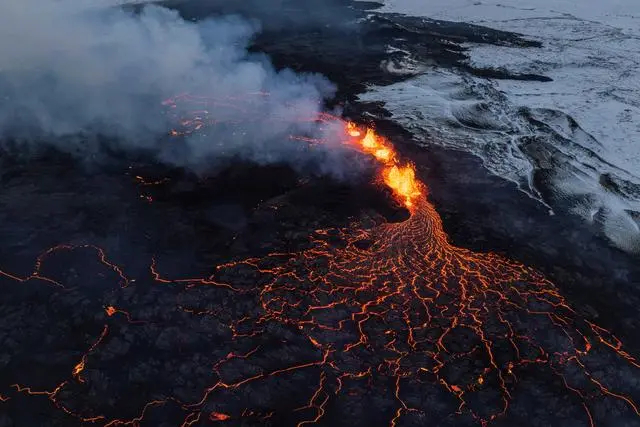 冰岛地处大西洋中脊火山活跃带,拥有33个活火山系统,是欧洲数量最多的