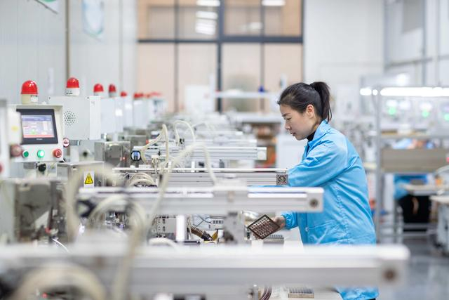 电子设备企业生产车间。供图 兴化市委宣传部