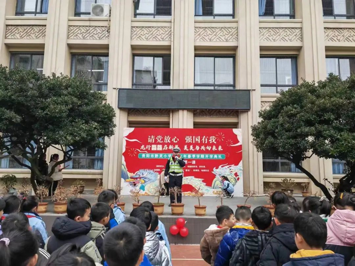 开阳县交警大队以"开学第一课"为契机,走进辖区开阳四中,南江乡小学