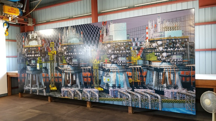 图中核反应堆后面是污水罐和核污染物黑色塑料袋