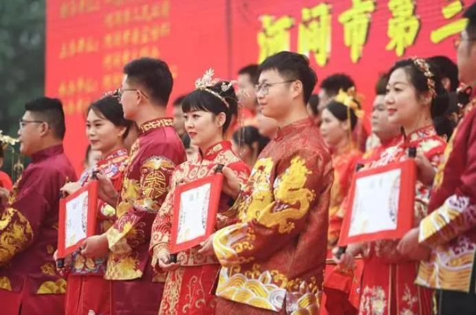 ▲贵府图:新东谈主们在“零彩礼”公益集体婚典上。图/新华社