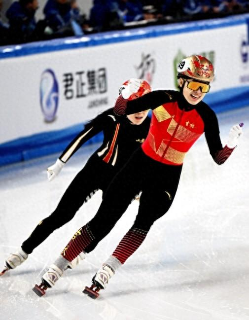 在"十四冬"海拉尔赛区冰壶公开组女子决赛中,代表我省出战的韩雨