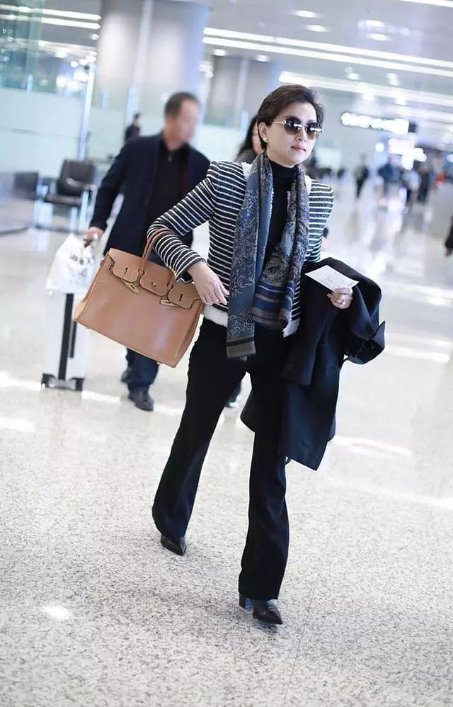 55岁杨澜带火了不费力穿搭针织衫牛仔裤短发时髦显瘦又洋气