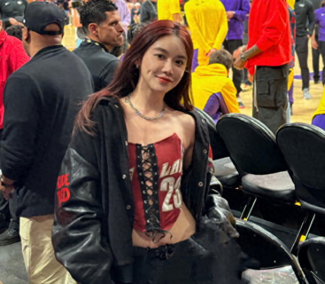 美娜现场观战湖人,23号小背心很性感,年入百万仍单身|詹姆斯|湖人