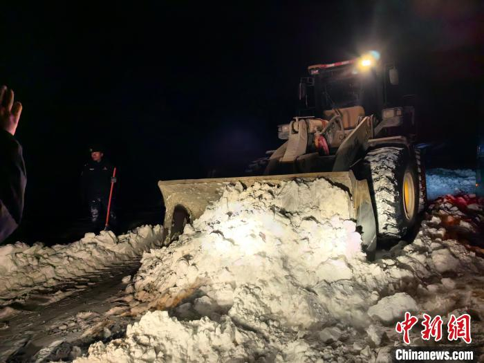 青海玛多连日暴雪致车辆被困公安民警连夜救助脱险