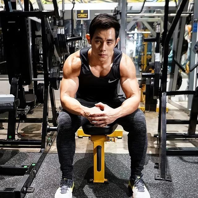 "周杰伦"最新肌肉照曝光,八块腹肌炸裂,赶上超彭于晏?