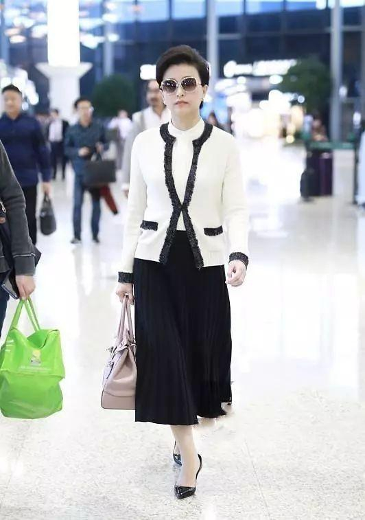 55岁杨澜带火了不费力穿搭针织衫牛仔裤短发时髦显瘦又洋气