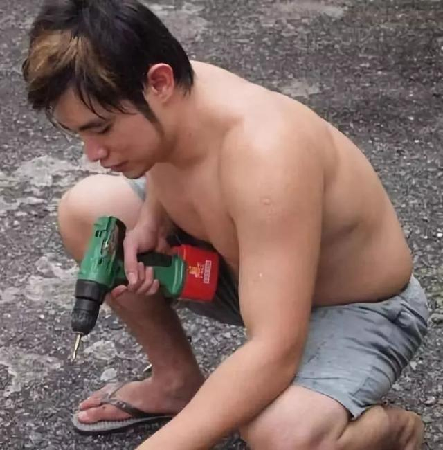 "周杰伦"最新肌肉照曝光,八块腹肌炸裂,赶上超彭于晏?