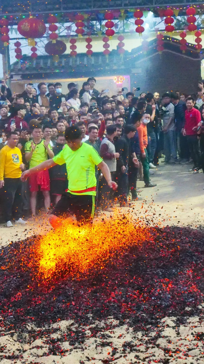 神秘的东方力量湛江上刀山穿令箭翻刺床看完惊呆了