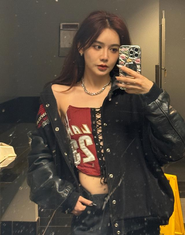 球迷们都知道,美娜是詹姆斯的球迷,对詹姆斯的比赛一直是如数家珍