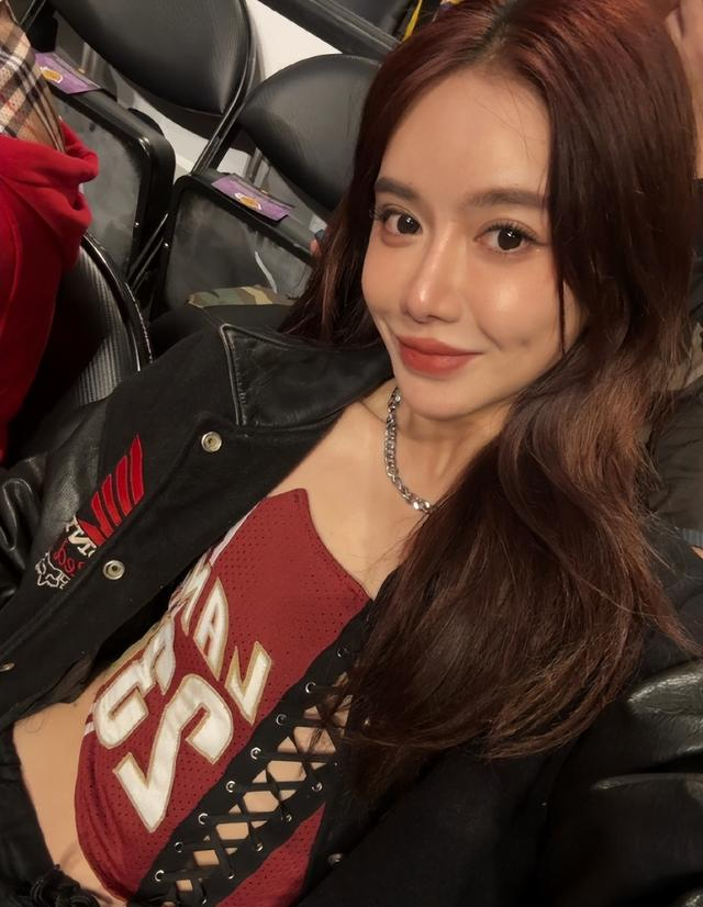 美娜现场观战湖人,23号小背心很性感,年入百万仍单身|詹姆斯|湖人