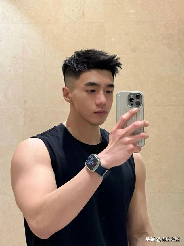 2024年男生别乱剪发型,试试这3款,剪完潮流又帅气