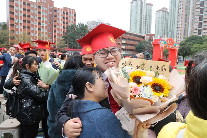 "磨百日利剑 立成人壮心" 广州市铁一中学举行高三成人宣誓仪式暨百日