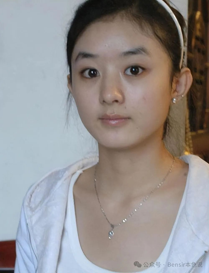 赵丽颖是空乘学校毕业,碍于家庭条件她也没当成空姐,而是进入一家普通