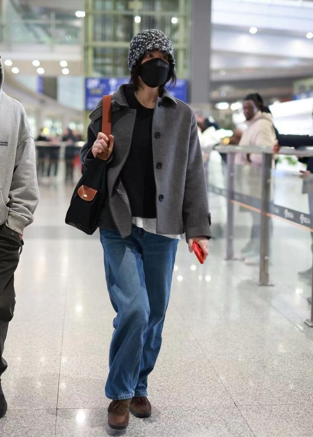 王菲谢霆锋合体从日本回国,两人对视眼神拉丝,复合10年仍如热恋|王菲