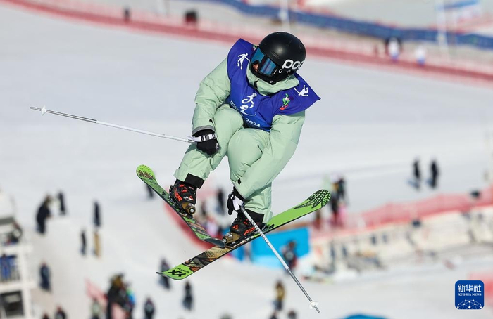 新华社记者 王楷焱 摄2月26日,河北队选手盛海鹏在比赛中.