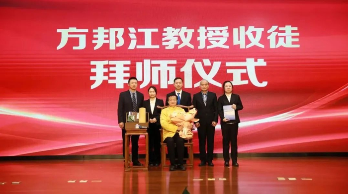 弟子代表张军领读《拜师帖》,师徒交换拜师帖和回徒帖,弟子代表肖涛