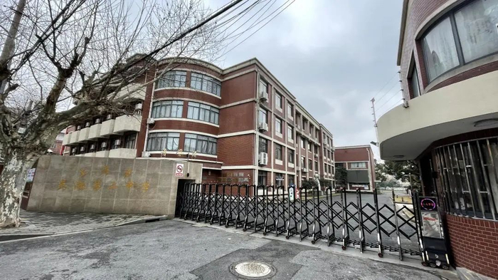 上海市泗塘中学距离通河路长江西路站步行约400米,即可到达上海市泗塘