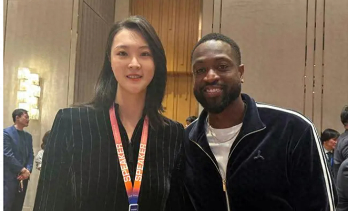 中国女排前队长与姚明罕见同框,秒变小鸟依人仍旧貌美如花|惠若琪