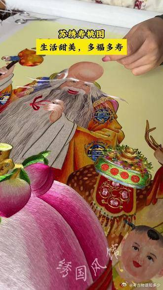 家里悬挂寿桃图寓意家庭幸福美满老人健康长寿