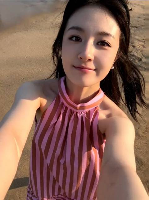 李兰迪海边随拍. 这是去年夏天的库存嘛?