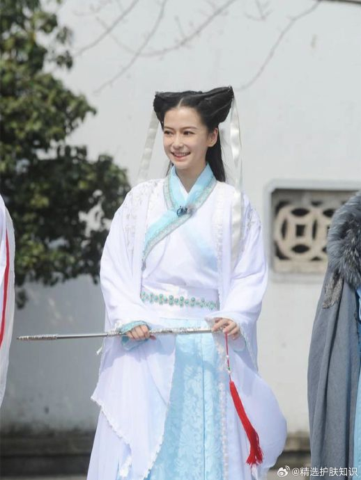杨颖##陈妍希#这个"鸡腿头"造型当时被吐槽的很厉害啊