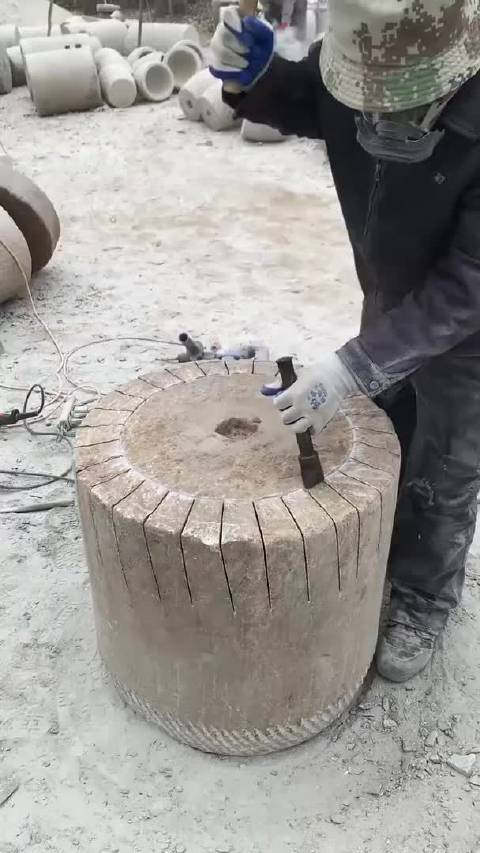 老石碾子简单加工做成了花盆