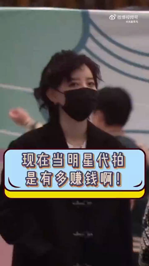 刘大锤拍到过李斯丹妮在机场被一群代拍团团围住